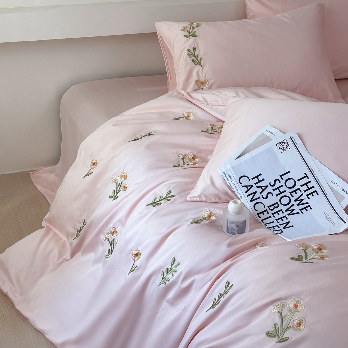 91家纺网 家纺一手货源 找家纺 合欢（原天一阁） 2026春夏新款50s双股长绒棉100支刺绣全棉纯棉四件套礼盒装 花颜-暖心粉