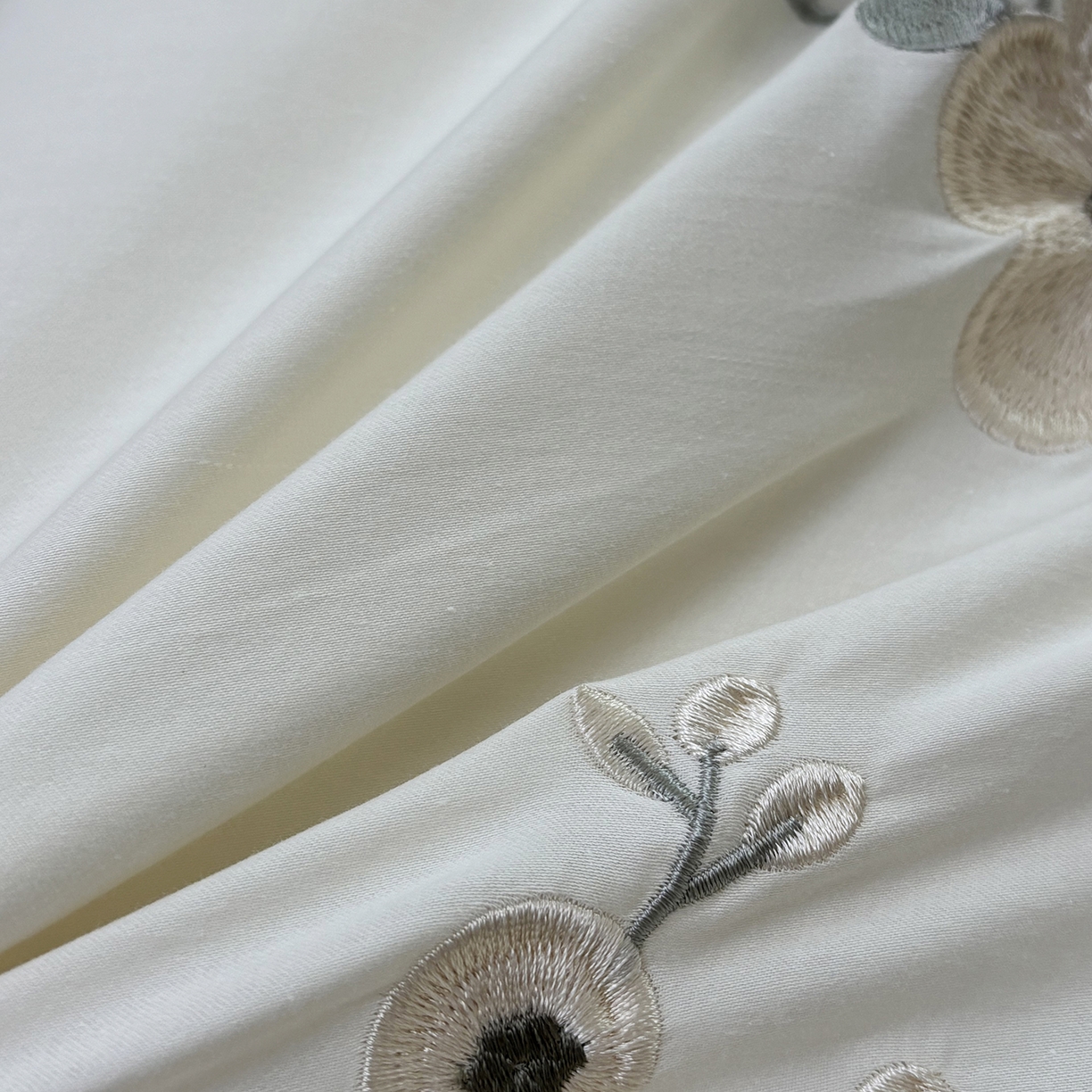 91家纺网 家纺一手货源 找家纺 合欢（原天一阁） 2026春夏新款50s双股长绒棉100支刺绣全棉纯棉四件套礼盒装 清欢-流苏白+蓝