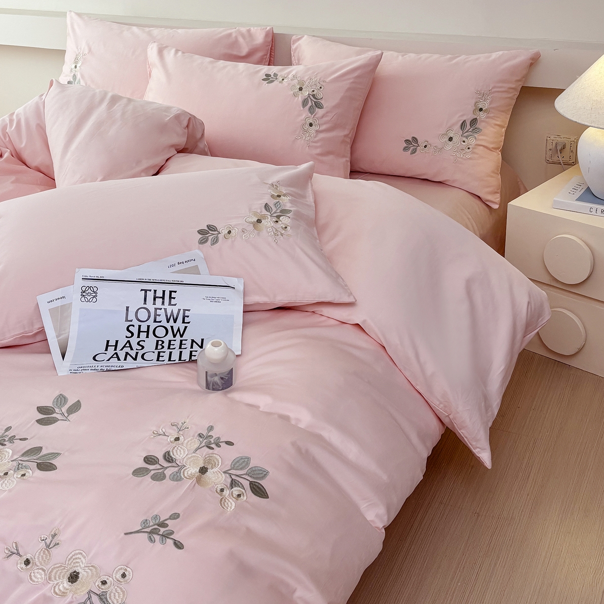 91家纺网 家纺一手货源 找家纺 合欢（原天一阁） 2026春夏新款50s双股长绒棉100支刺绣全棉纯棉四件套礼盒装 清欢-暖心粉