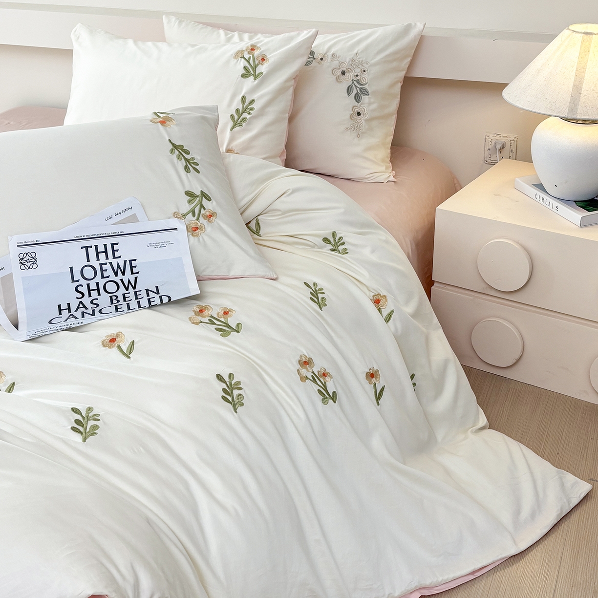 91家纺网 家纺一手货源 找家纺 合欢（原天一阁） 2026春夏新款50s双股长绒棉100支刺绣全棉纯棉四件套礼盒装 花颜-奶白+粉