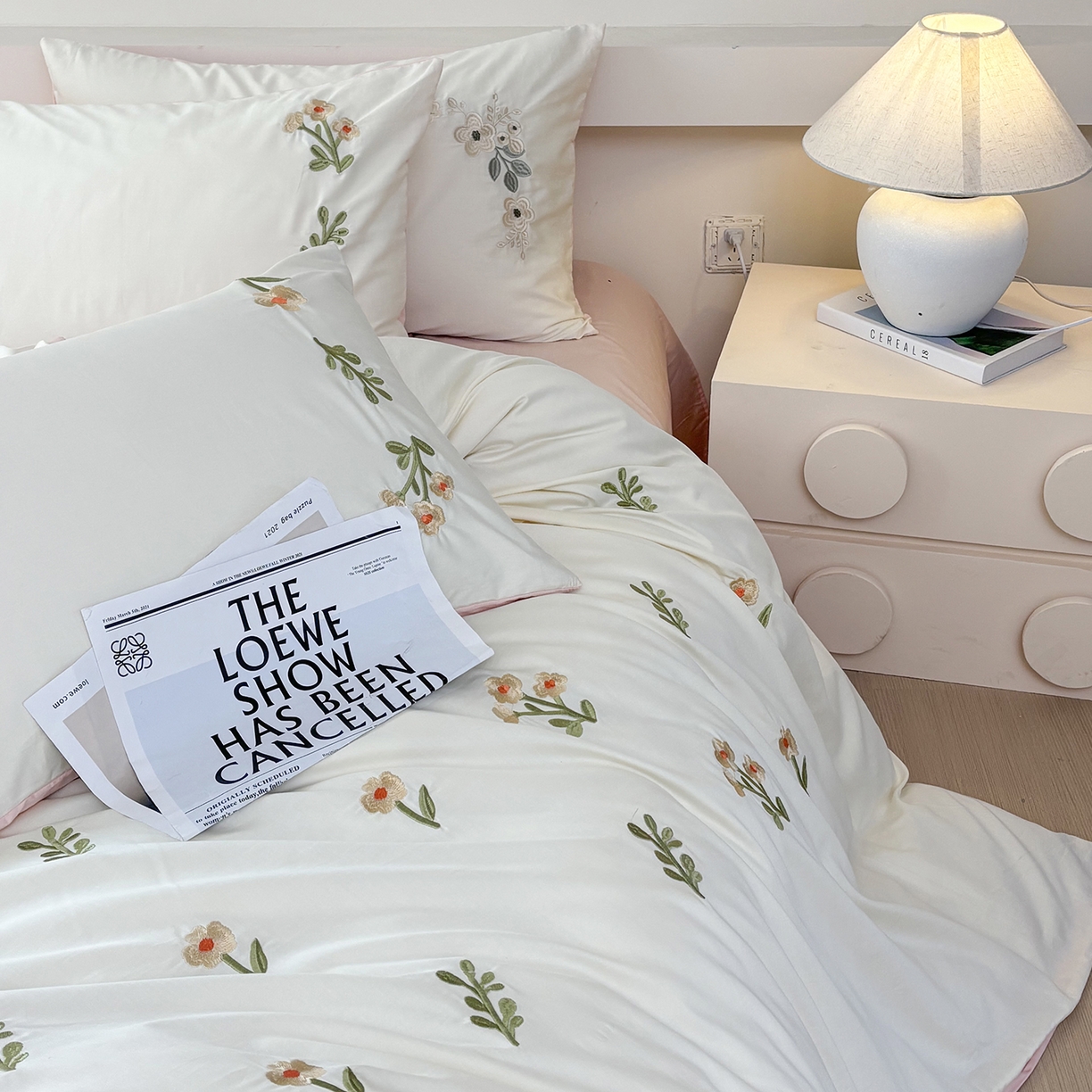 91家纺网 家纺一手货源 找家纺 合欢（原天一阁） 2026春夏新款50s双股长绒棉100支刺绣全棉纯棉四件套礼盒装 花颜-奶白+粉