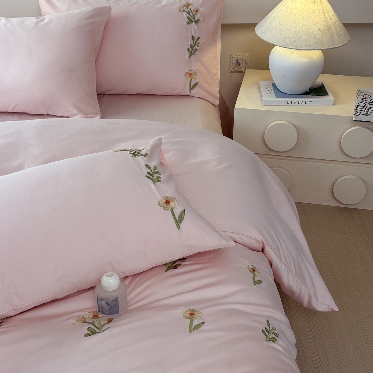 91家纺网 家纺一手货源 找家纺 合欢（原天一阁） 2026春夏新款50s双股长绒棉100支刺绣全棉纯棉四件套礼盒装 花颜-暖心粉