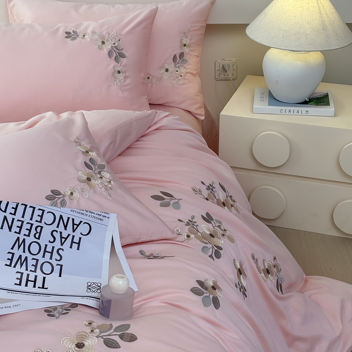 91家纺网 家纺一手货源 找家纺 合欢（原天一阁） 2026春夏新款50s双股长绒棉100支刺绣全棉纯棉四件套礼盒装 清欢-暖心粉