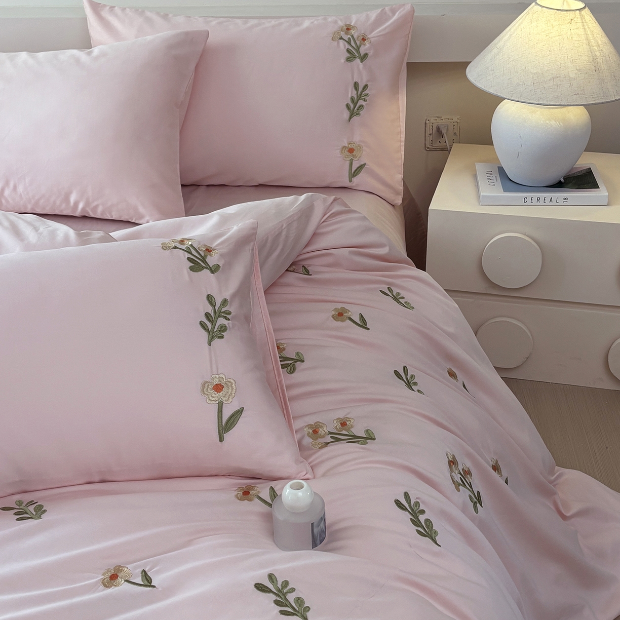 91家纺网 家纺一手货源 找家纺 合欢（原天一阁） 2026春夏新款50s双股长绒棉100支刺绣全棉纯棉四件套礼盒装 花颜-暖心粉