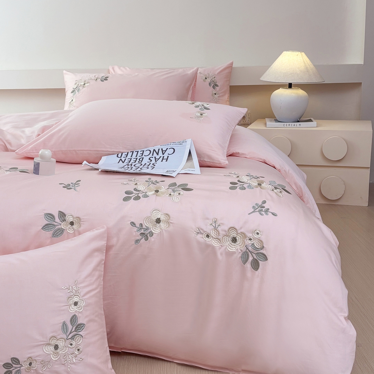 91家纺网 家纺一手货源 找家纺 合欢（原天一阁） 2026春夏新款50s双股长绒棉100支刺绣全棉纯棉四件套礼盒装 清欢-暖心粉