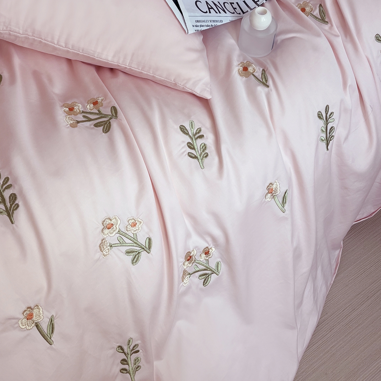 91家纺网 家纺一手货源 找家纺 合欢（原天一阁） 2026春夏新款50s双股长绒棉100支刺绣全棉纯棉四件套礼盒装 花颜-暖心粉