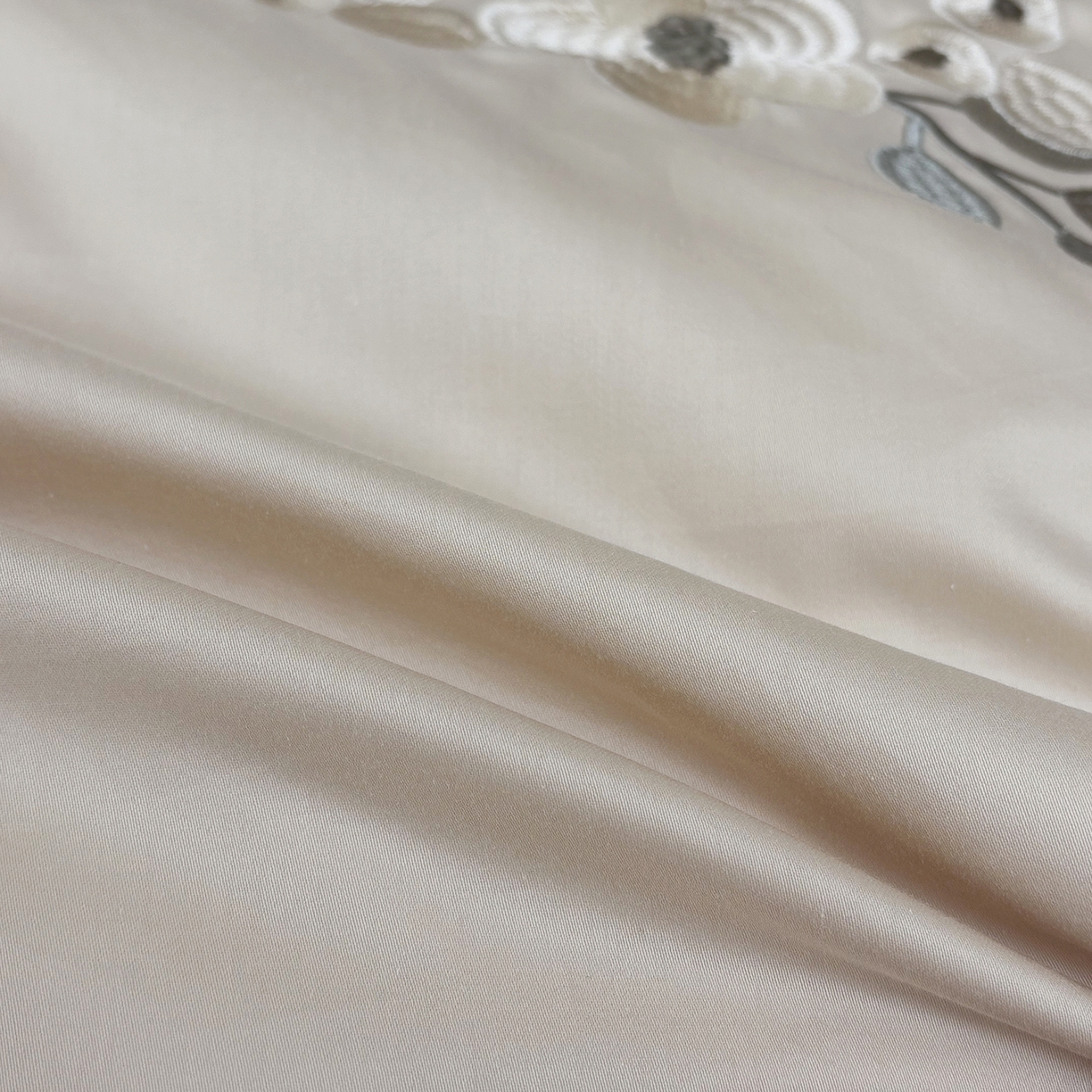 91家纺网 家纺一手货源 找家纺 合欢（原天一阁） 2026春夏新款50s双股长绒棉100支刺绣全棉纯棉四件套礼盒装 清欢-香槟金