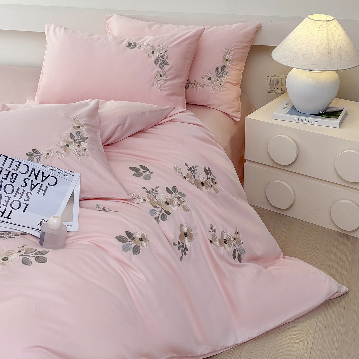 91家纺网 家纺一手货源 找家纺 合欢（原天一阁） 2026春夏新款50s双股长绒棉100支刺绣全棉纯棉四件套礼盒装 清欢-暖心粉