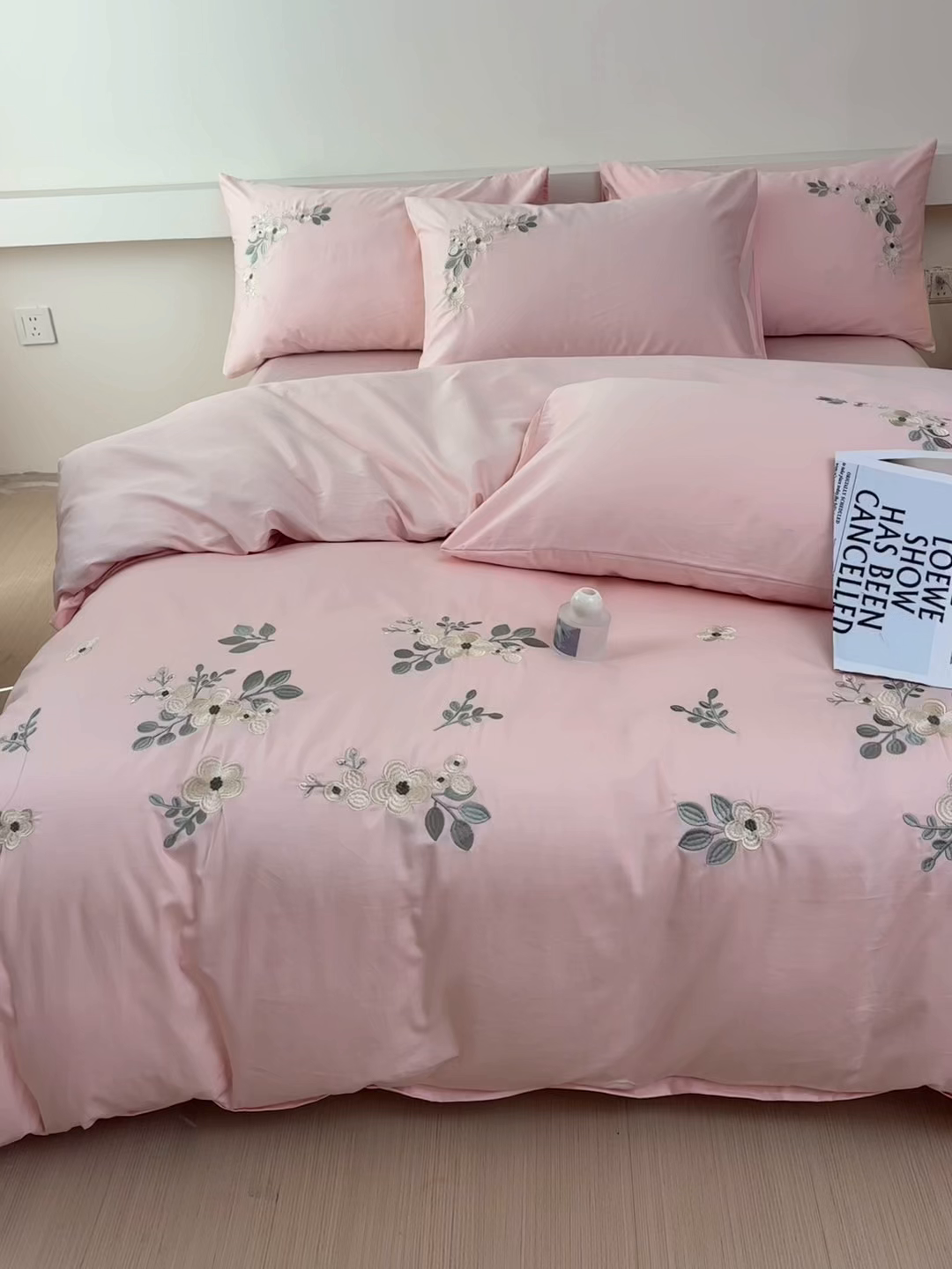 91家纺网 家纺一手货源 找家纺 合欢（原天一阁） 2026春夏新款50s双股长绒棉100支刺绣全棉纯棉四件套礼盒装 清欢-暖心粉