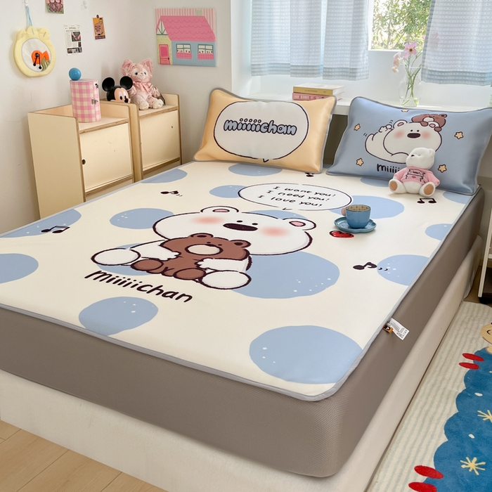 91家纺网 家纺一手货源 找家纺 桃子家居 2026新款正版授权miiiiichan大版数码印花1200D凉席三件套平铺床笠 冰感席miiiiichan-蓝色波点熊