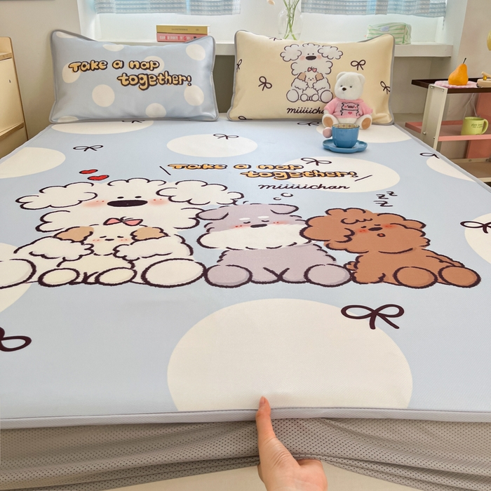 91家纺网 家纺一手货源 找家纺 桃子家居 2026新款正版授权miiiiichan大版数码印花1200D凉席三件套平铺床笠 冰感席miiiiichan-点点泡芙狗