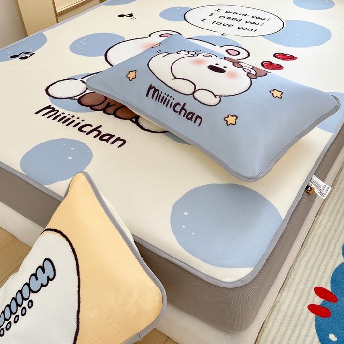 91家纺网 家纺一手货源 找家纺 桃子家居 2026新款正版授权miiiiichan大版数码印花1200D凉席三件套平铺床笠 冰感席miiiiichan-蓝色波点熊