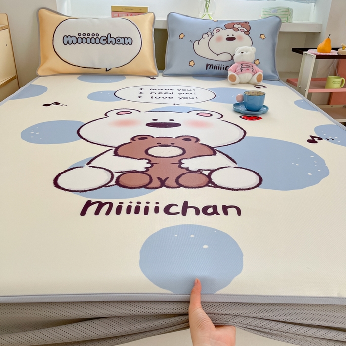 91家纺网 家纺一手货源 找家纺 桃子家居 2026新款正版授权miiiiichan大版数码印花1200D凉席三件套平铺床笠 冰感席miiiiichan-蓝色波点熊