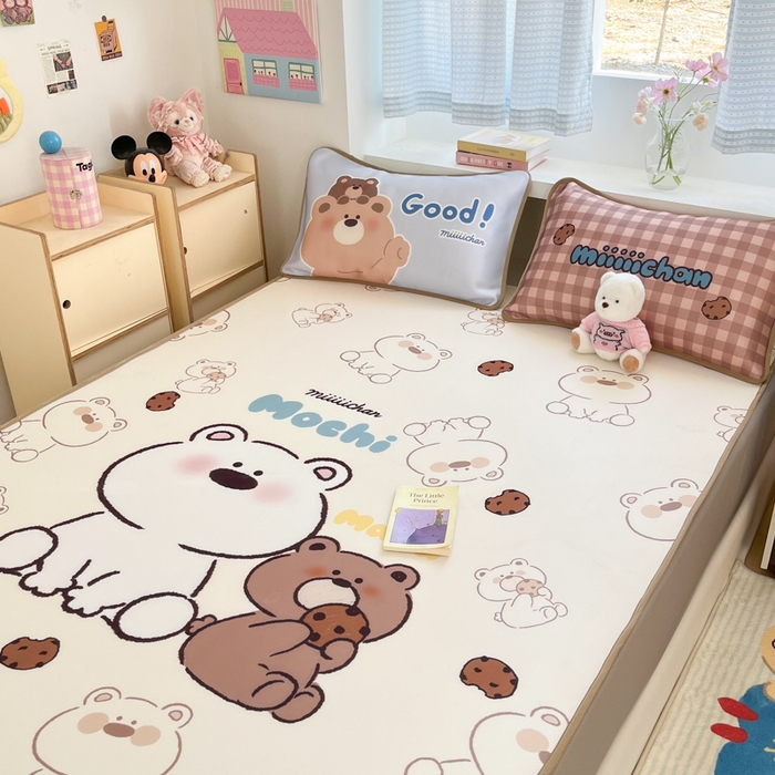 91家纺网 家纺一手货源 找家纺 桃子家居 2026新款正版授权miiiiichan大版数码印花1200D凉席三件套平铺床笠 冰感席miiiiichan-曲奇贪吃熊