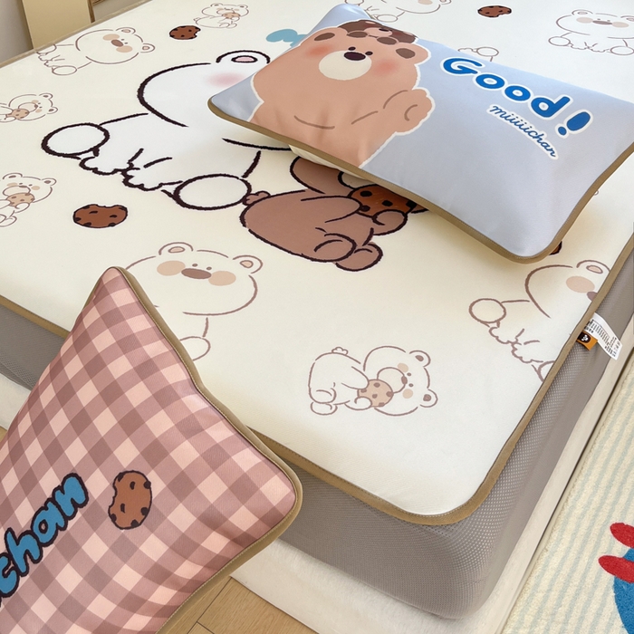 91家纺网 家纺一手货源 找家纺 桃子家居 2026新款正版授权miiiiichan大版数码印花1200D凉席三件套平铺床笠 冰感席miiiiichan-曲奇贪吃熊