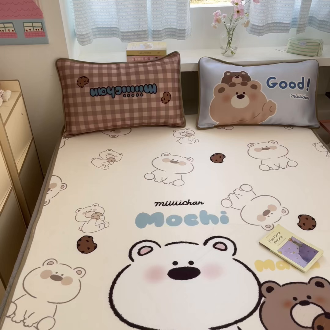 91家纺网 家纺一手货源 找家纺 桃子家居 2026新款正版授权miiiiichan大版数码印花1200D凉席三件套平铺床笠 冰感席miiiiichan-曲奇贪吃熊
