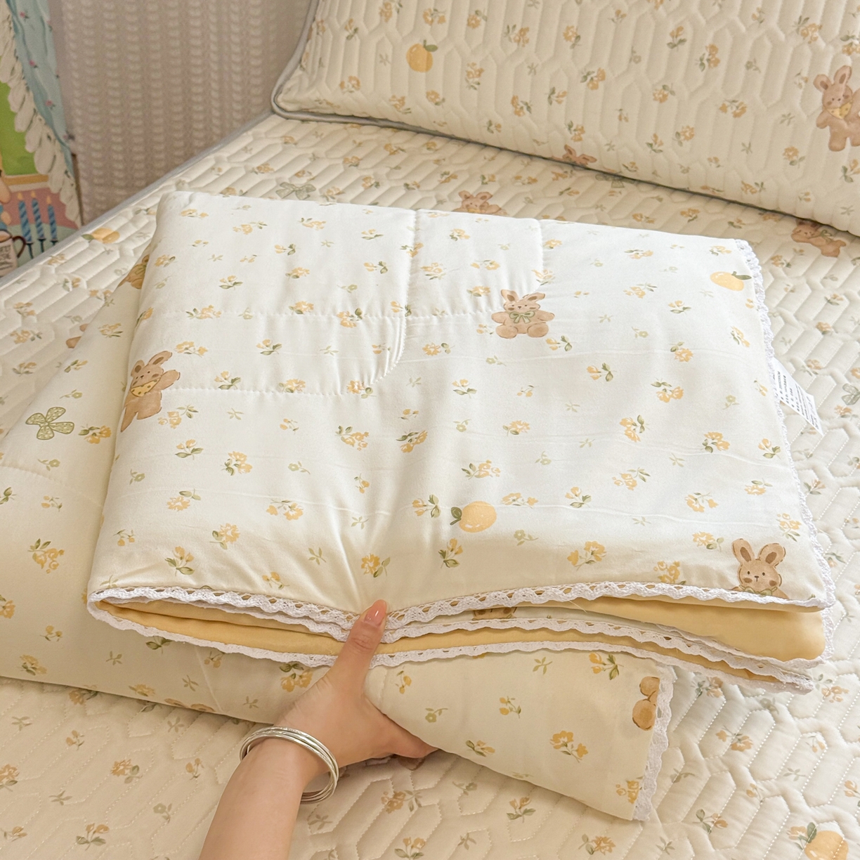 91家纺网 家纺一手货源 找家纺 慕尚家纺 2026新款乳胶凉席夏被空调被夏凉被套装组合 元气小熊