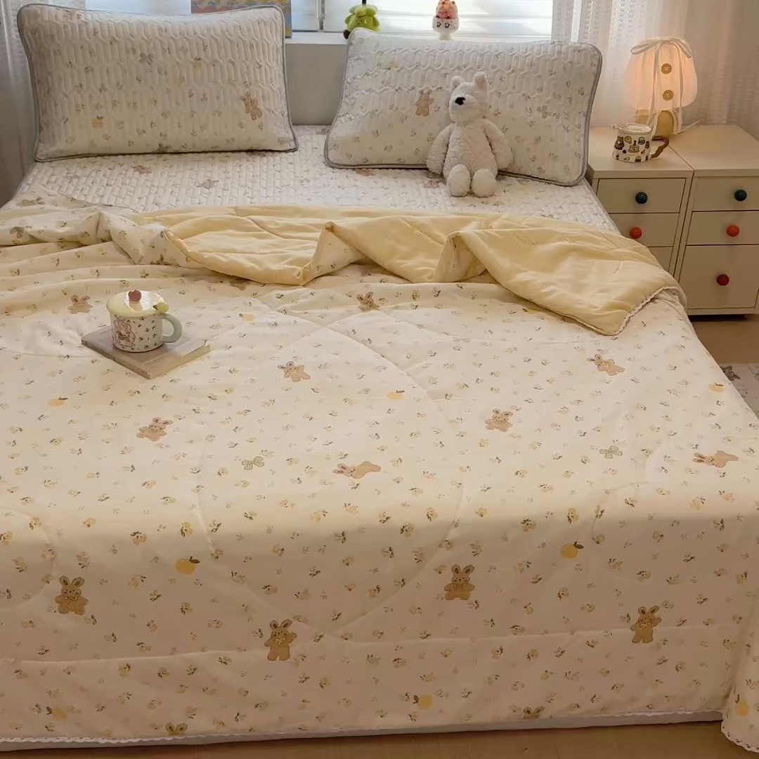 91家纺网 家纺一手货源 找家纺 慕尚家纺 2026新款乳胶凉席夏被空调被夏凉被套装组合 元气小熊
