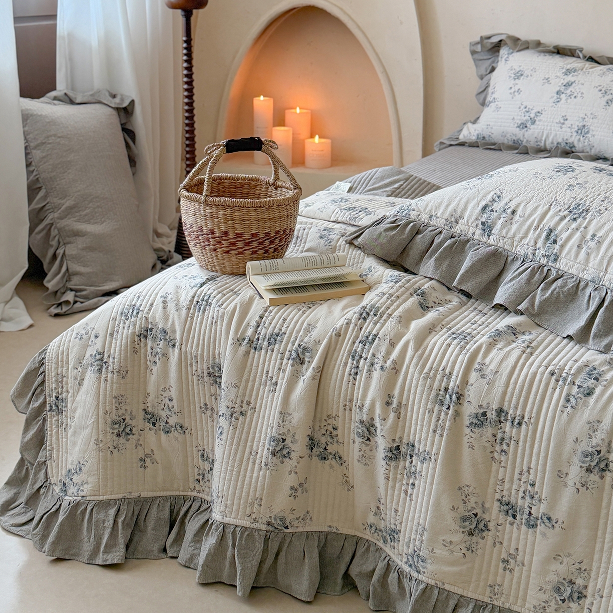 91家纺网 家纺一手货源 找家纺 漫调家纺 2026春夏新品双面棉麻法式荷叶边高温水洗夏被可配夏被四件套床单床盖四件套 蓝雾花影