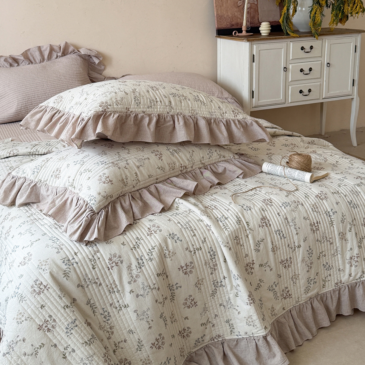 91家纺网 家纺一手货源 找家纺 漫调家纺 2026春夏新品双面棉麻法式荷叶边高温水洗夏被可配夏被四件套床单床盖四件套 奶杏枝蔓