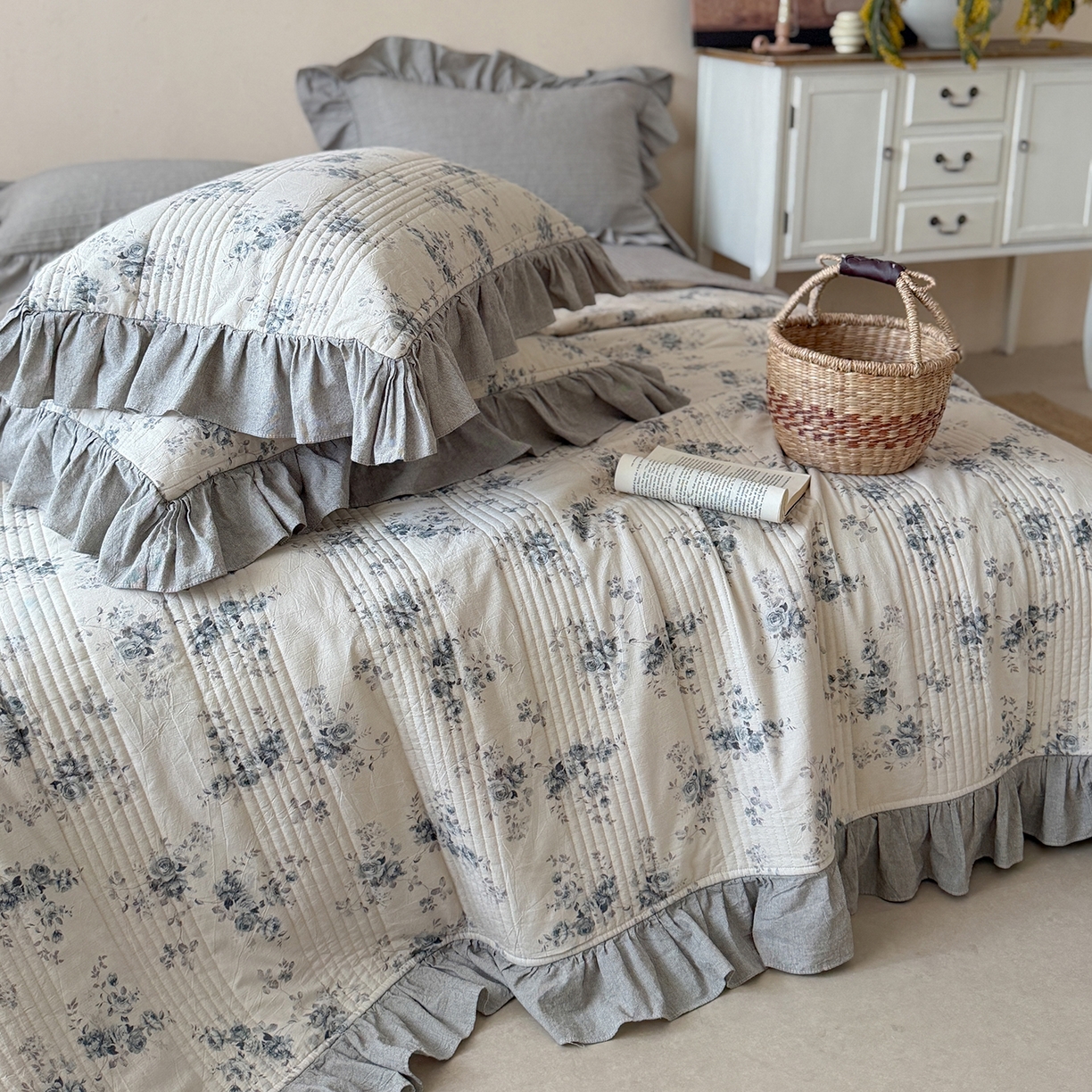 91家纺网 家纺一手货源 找家纺 漫调家纺 2026春夏新品双面棉麻法式荷叶边高温水洗夏被可配夏被四件套床单床盖四件套 蓝雾花影