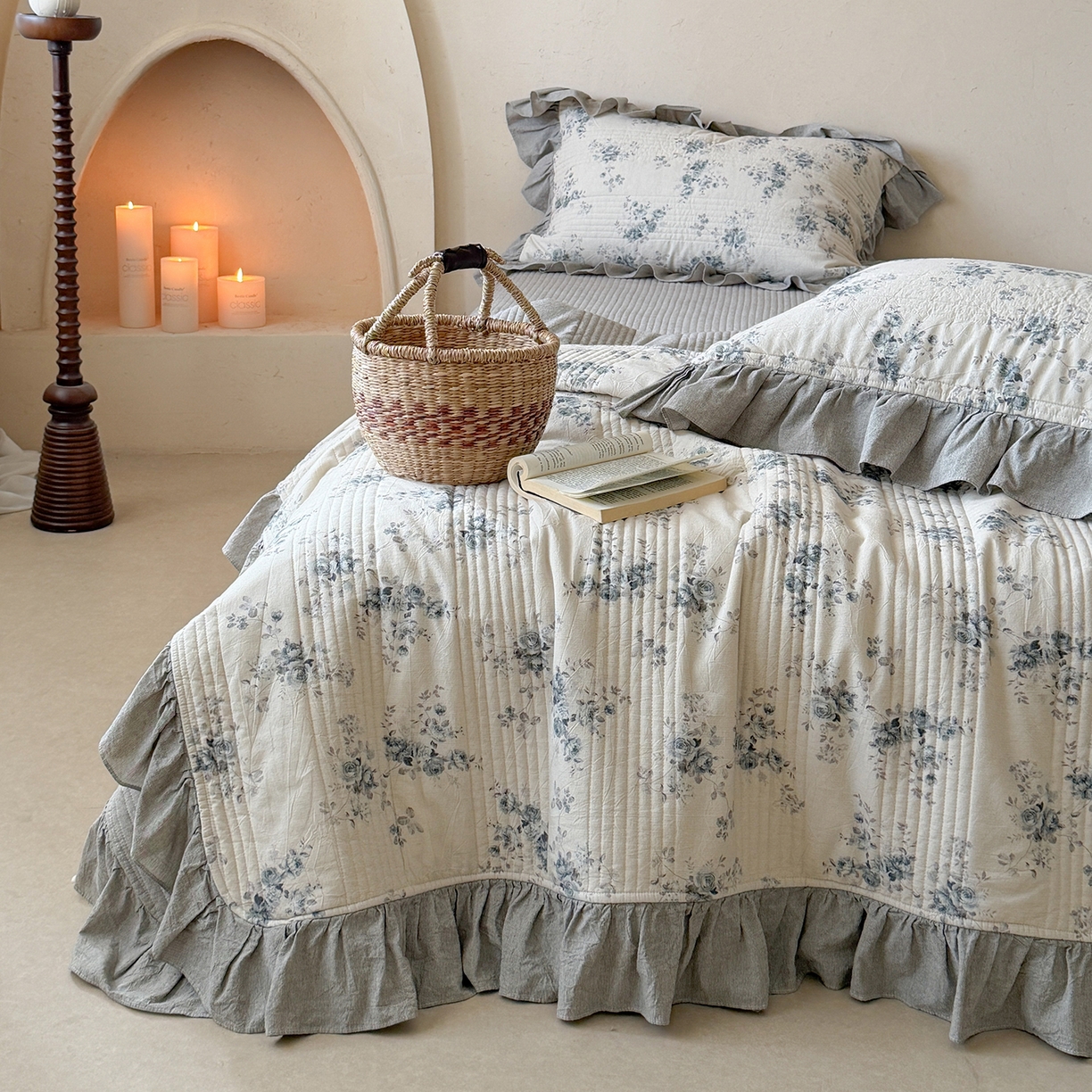 91家纺网 家纺一手货源 找家纺 漫调家纺 2026春夏新品双面棉麻法式荷叶边高温水洗夏被可配夏被四件套床单床盖四件套 蓝雾花影