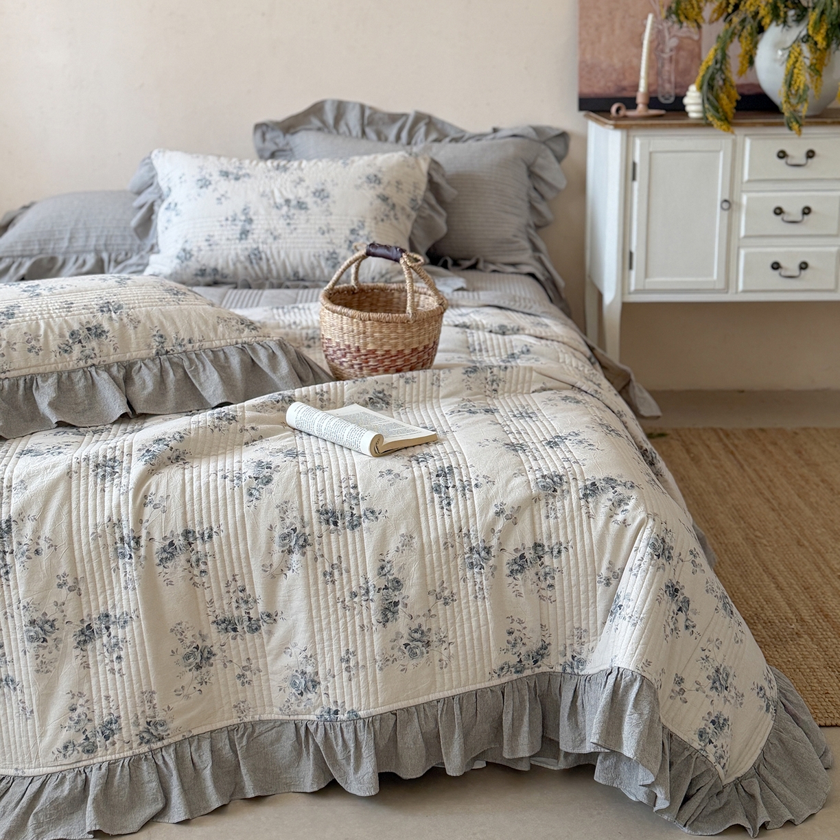 91家纺网 家纺一手货源 找家纺 漫调家纺 2026春夏新品双面棉麻法式荷叶边高温水洗夏被可配夏被四件套床单床盖四件套 蓝雾花影