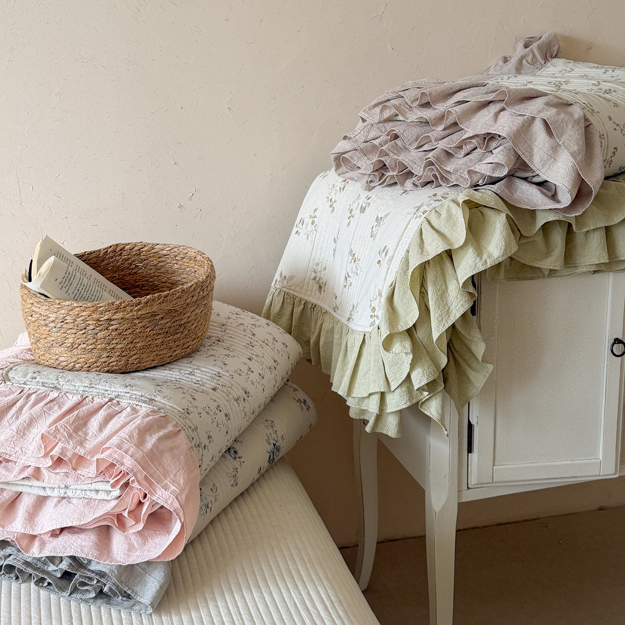 91家纺网 家纺一手货源 找家纺 漫调家纺 2026春夏新品双面棉麻法式荷叶边高温水洗夏被可配夏被四件套床单床盖四件套 组合