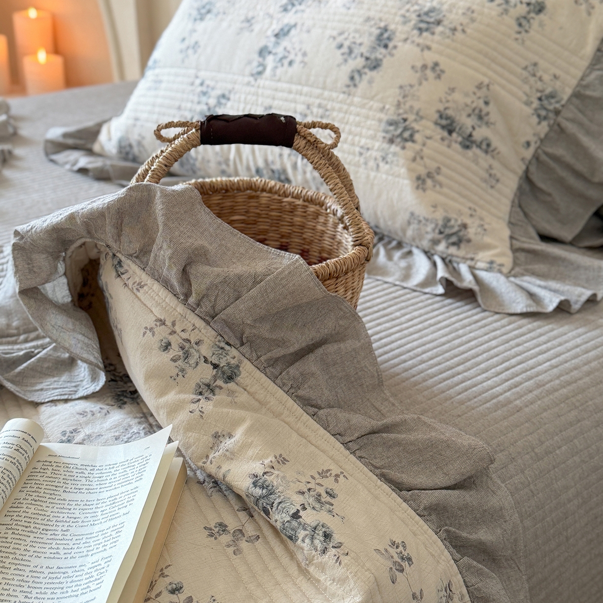 91家纺网 家纺一手货源 找家纺 漫调家纺 2026春夏新品双面棉麻法式荷叶边高温水洗夏被可配夏被四件套床单床盖四件套 蓝雾花影