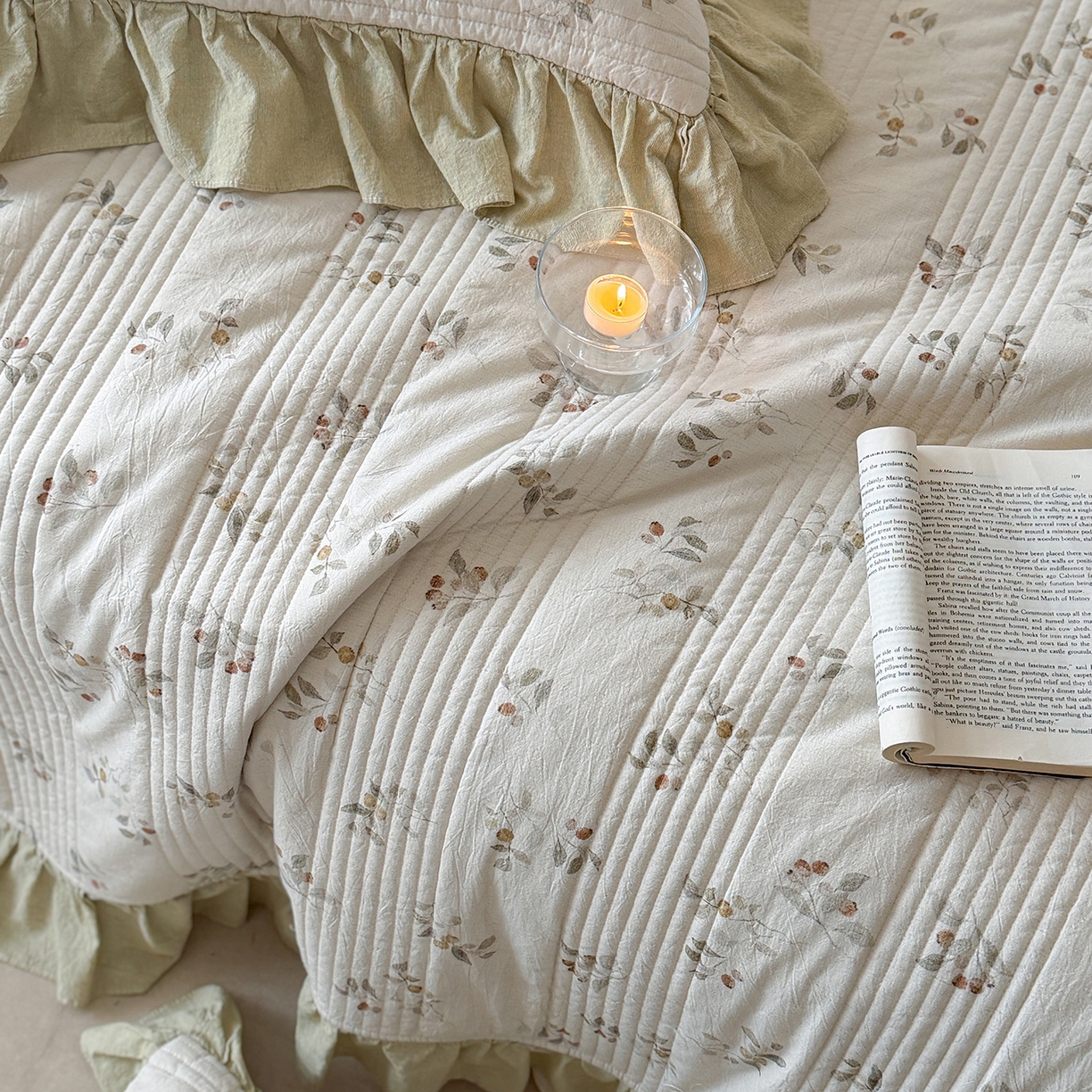 91家纺网 家纺一手货源 找家纺 漫调家纺 2026春夏新品双面棉麻法式荷叶边高温水洗夏被可配夏被四件套床单床盖四件套 青枝野果