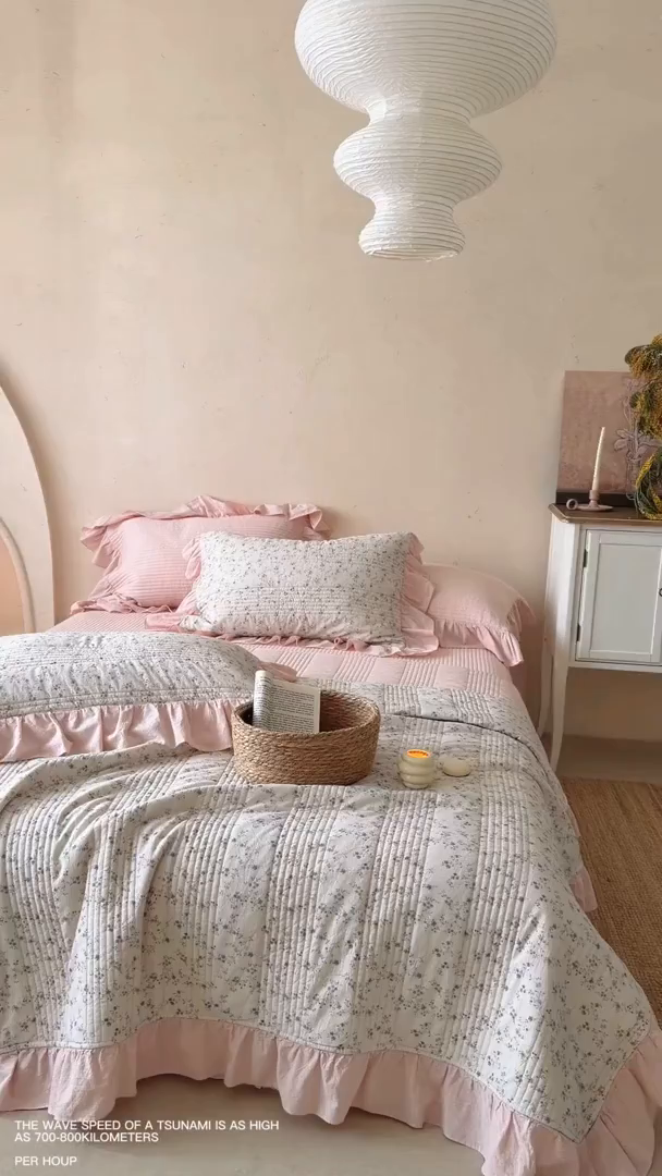 91家纺网 家纺一手货源 找家纺 漫调家纺 2026春夏新品双面棉麻法式荷叶边高温水洗夏被可配夏被四件套床单床盖四件套 粉雾花甸