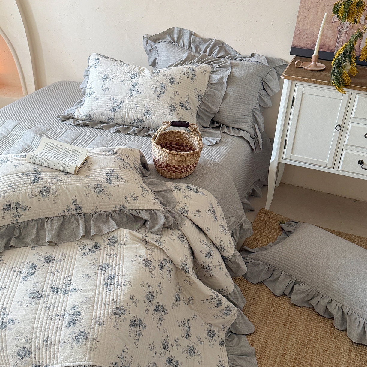 91家纺网 家纺一手货源 找家纺 漫调家纺 2026春夏新品双面棉麻法式荷叶边高温水洗夏被可配夏被四件套床单床盖四件套 蓝雾花影