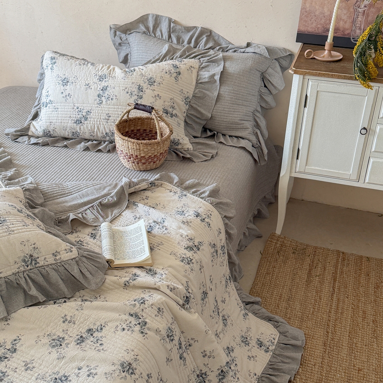 91家纺网 家纺一手货源 找家纺 漫调家纺 2026春夏新品双面棉麻法式荷叶边高温水洗夏被可配夏被四件套床单床盖四件套 蓝雾花影