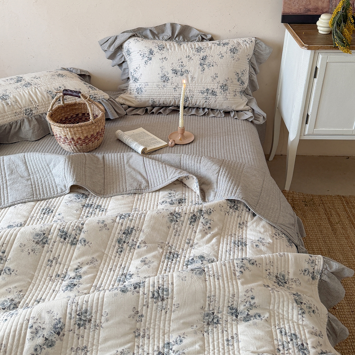 91家纺网 家纺一手货源 找家纺 漫调家纺 2026春夏新品双面棉麻法式荷叶边高温水洗夏被可配夏被四件套床单床盖四件套 蓝雾花影