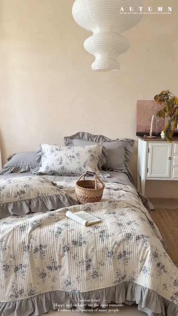 91家纺网 家纺一手货源 找家纺 漫调家纺 2026春夏新品双面棉麻法式荷叶边高温水洗夏被可配夏被四件套床单床盖四件套 蓝雾花影