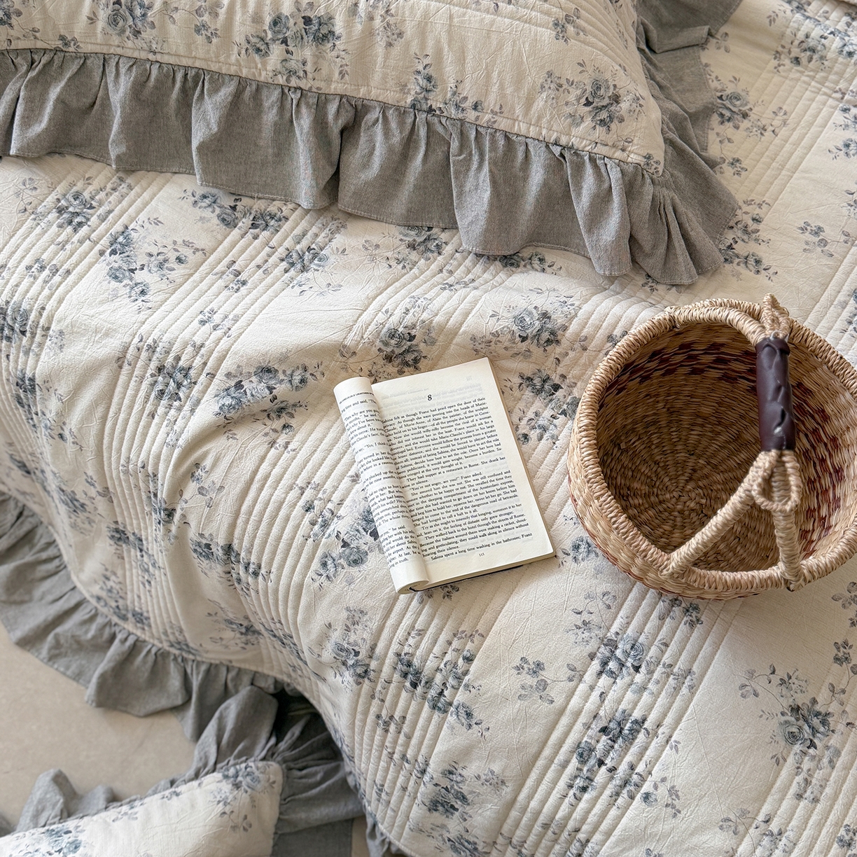 91家纺网 家纺一手货源 找家纺 漫调家纺 2026春夏新品双面棉麻法式荷叶边高温水洗夏被可配夏被四件套床单床盖四件套 蓝雾花影