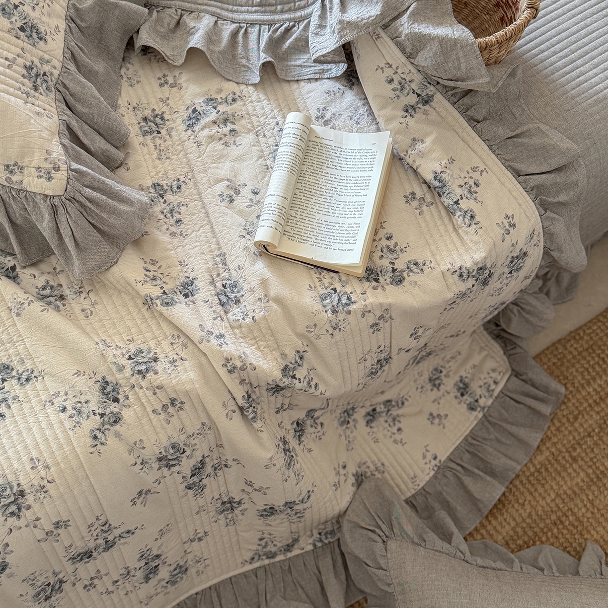 91家纺网 家纺一手货源 找家纺 漫调家纺 2026春夏新品双面棉麻法式荷叶边高温水洗夏被可配夏被四件套床单床盖四件套 蓝雾花影