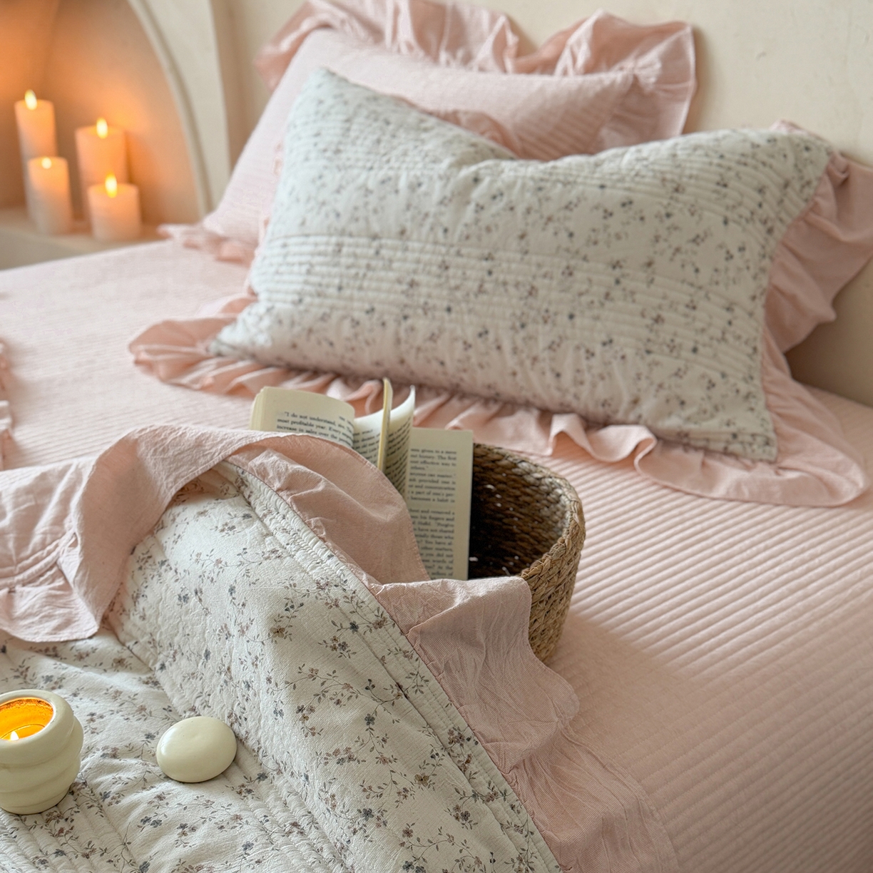 91家纺网 家纺一手货源 找家纺 漫调家纺 2026春夏新品双面棉麻法式荷叶边高温水洗夏被可配夏被四件套床单床盖四件套 粉雾花甸