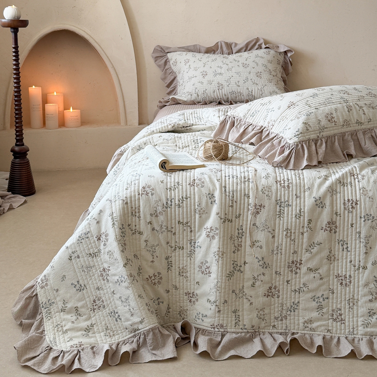 91家纺网 家纺一手货源 找家纺 漫调家纺 2026春夏新品双面棉麻法式荷叶边高温水洗夏被可配夏被四件套床单床盖四件套 奶杏枝蔓