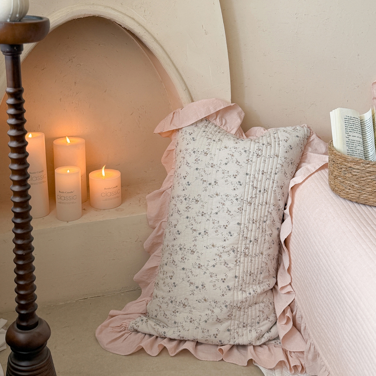 91家纺网 家纺一手货源 找家纺 漫调家纺 2026春夏新品双面棉麻法式荷叶边高温水洗夏被可配夏被四件套床单床盖四件套 粉雾花甸