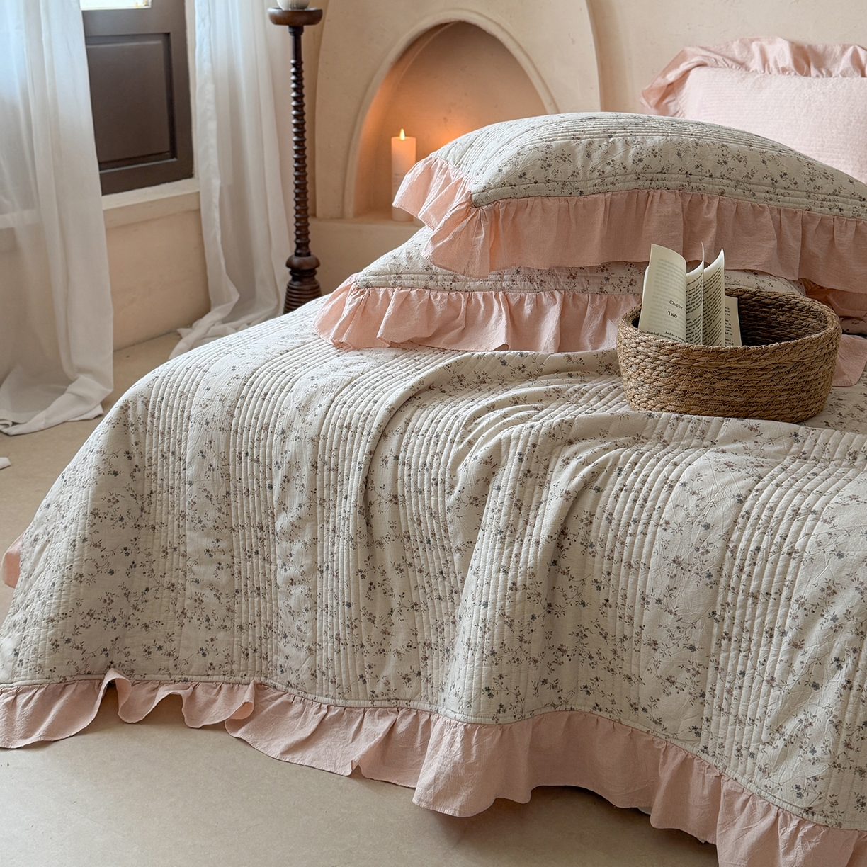 91家纺网 家纺一手货源 找家纺 漫调家纺 2026春夏新品双面棉麻法式荷叶边高温水洗夏被可配夏被四件套床单床盖四件套 粉雾花甸