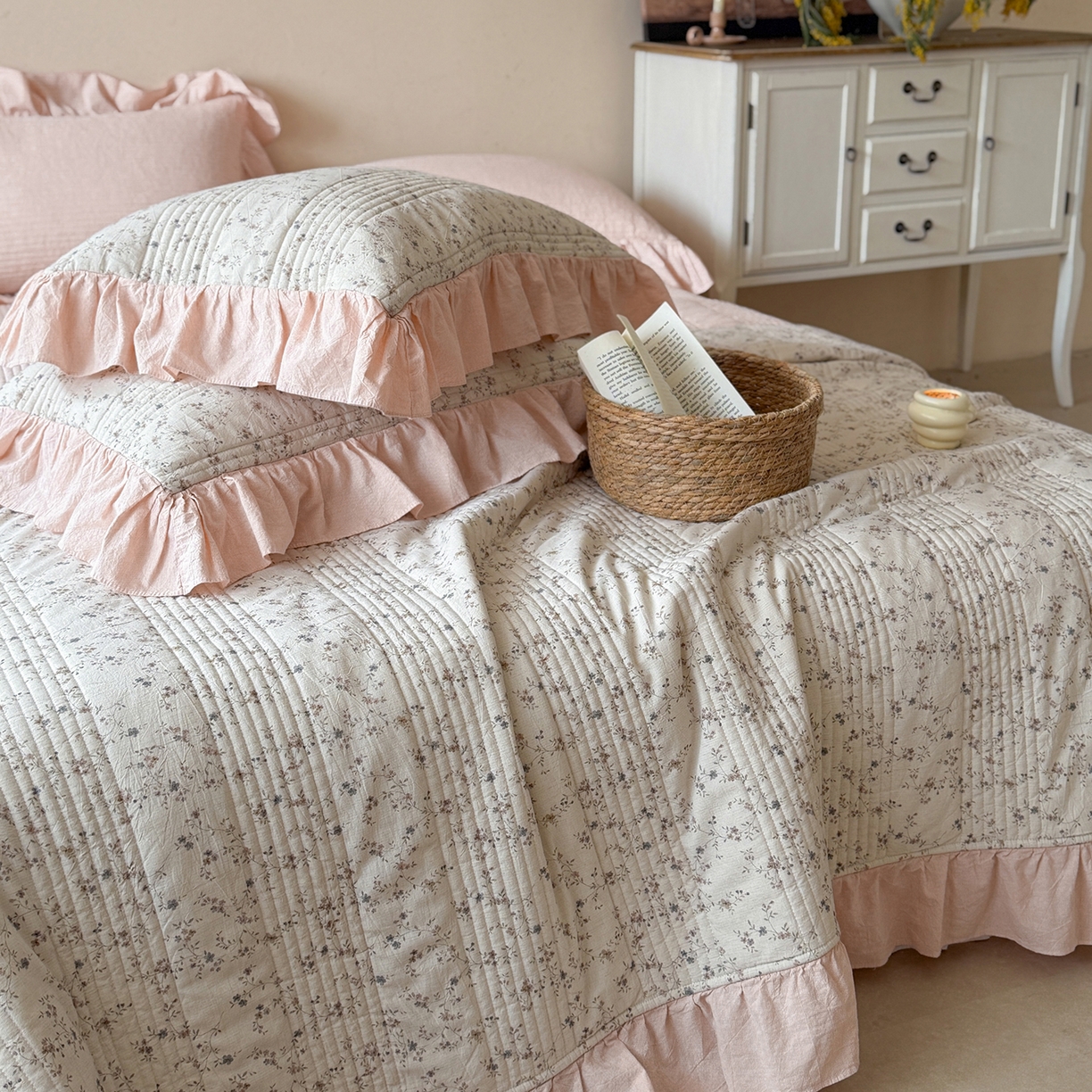 91家纺网 家纺一手货源 找家纺 漫调家纺 2026春夏新品双面棉麻法式荷叶边高温水洗夏被可配夏被四件套床单床盖四件套 粉雾花甸