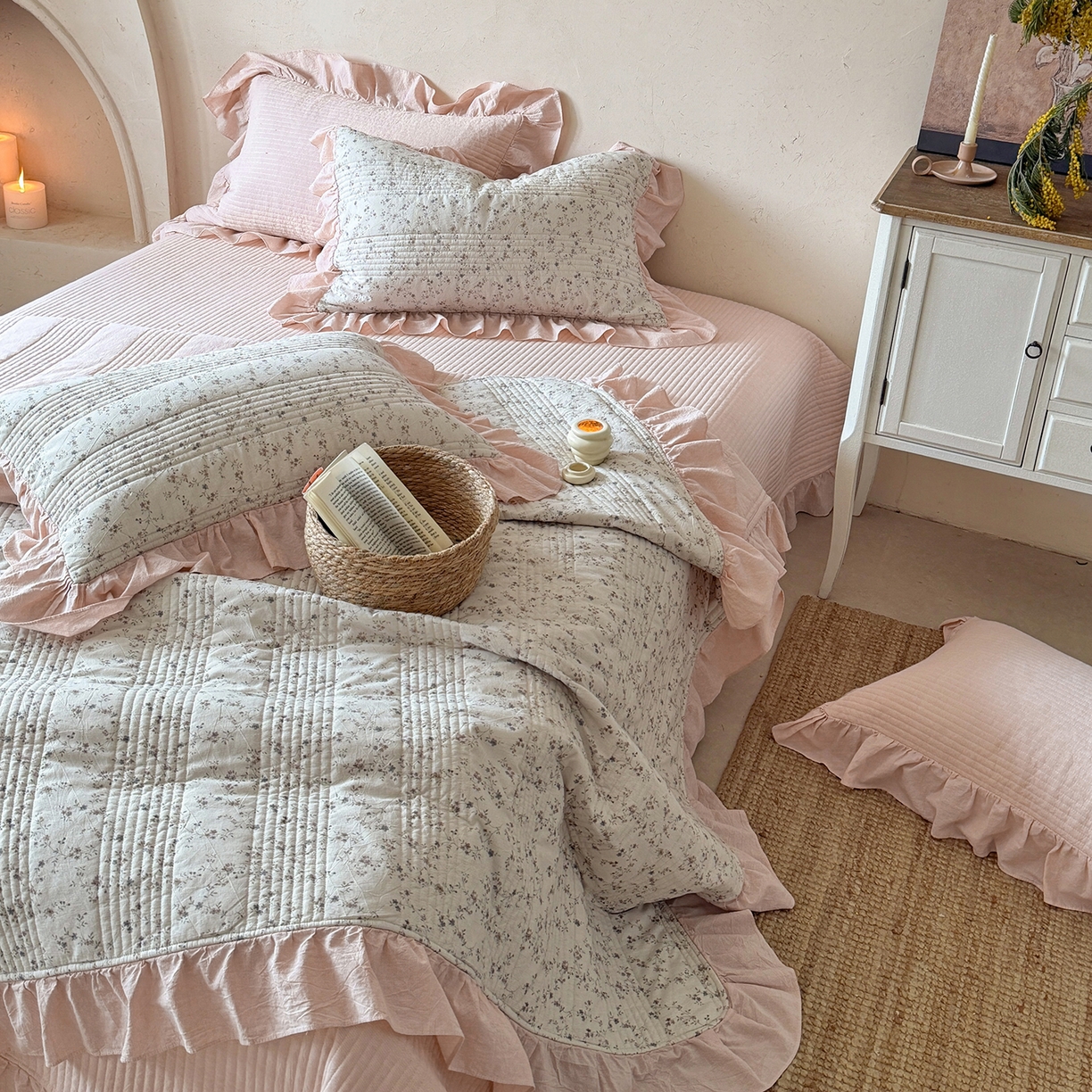 91家纺网 家纺一手货源 找家纺 漫调家纺 2026春夏新品双面棉麻法式荷叶边高温水洗夏被可配夏被四件套床单床盖四件套 粉雾花甸