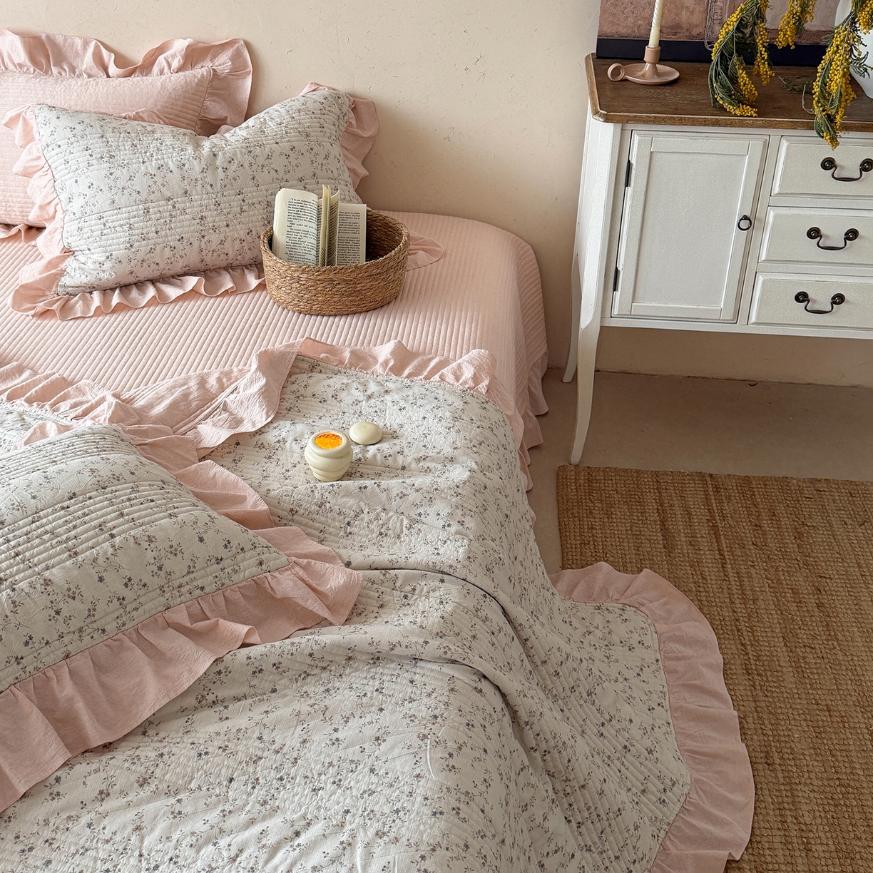 91家纺网 家纺一手货源 找家纺 漫调家纺 2026春夏新品双面棉麻法式荷叶边高温水洗夏被可配夏被四件套床单床盖四件套 粉雾花甸