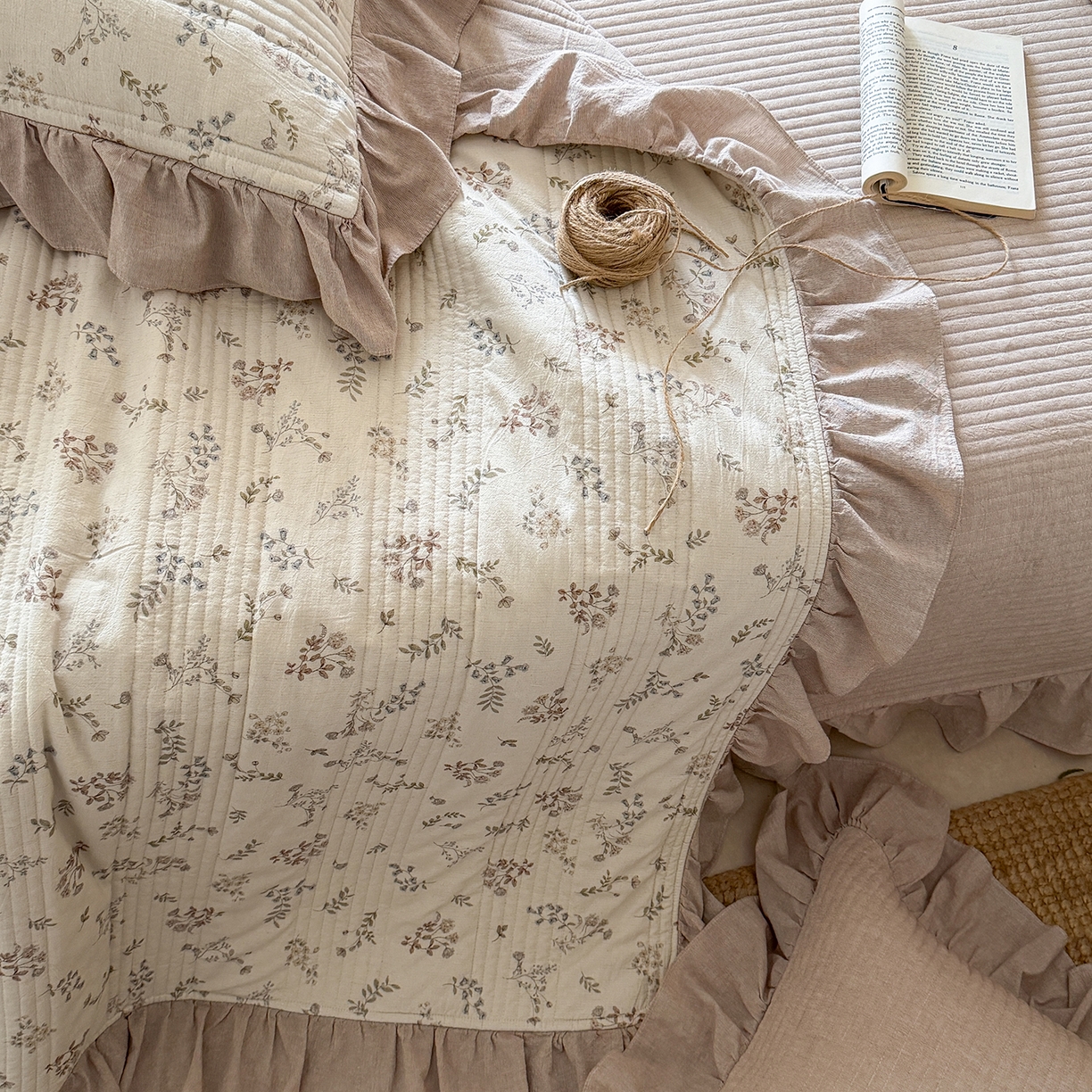 91家纺网 家纺一手货源 找家纺 漫调家纺 2026春夏新品双面棉麻法式荷叶边高温水洗夏被可配夏被四件套床单床盖四件套 奶杏枝蔓