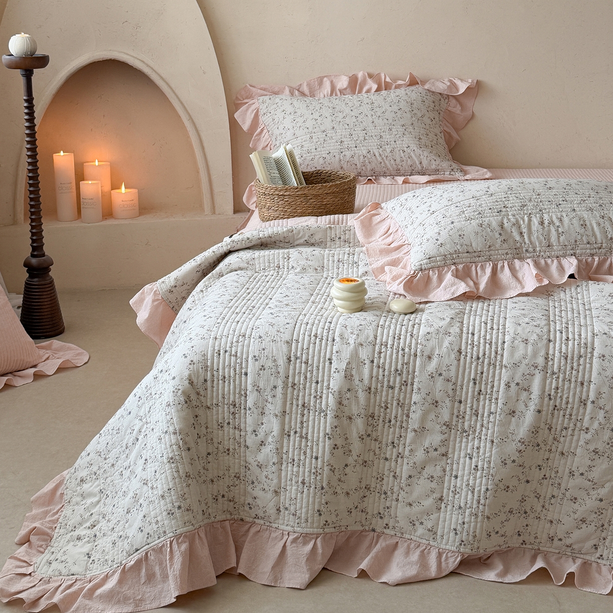 91家纺网 家纺一手货源 找家纺 漫调家纺 2026春夏新品双面棉麻法式荷叶边高温水洗夏被可配夏被四件套床单床盖四件套 粉雾花甸