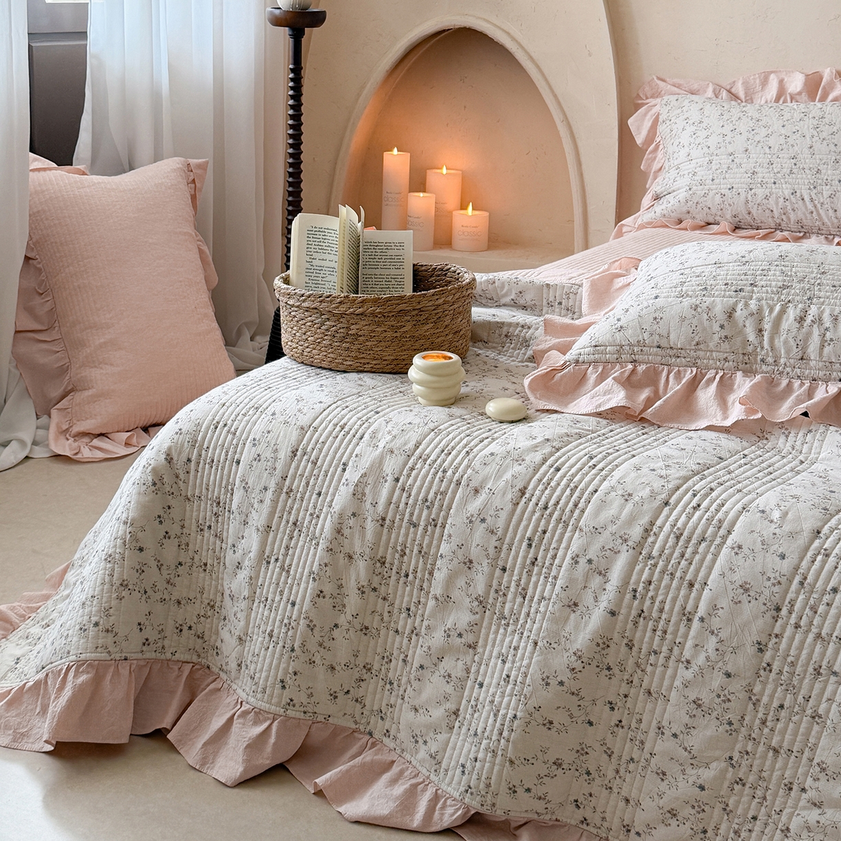 91家纺网 家纺一手货源 找家纺 漫调家纺 2026春夏新品双面棉麻法式荷叶边高温水洗夏被可配夏被四件套床单床盖四件套 粉雾花甸