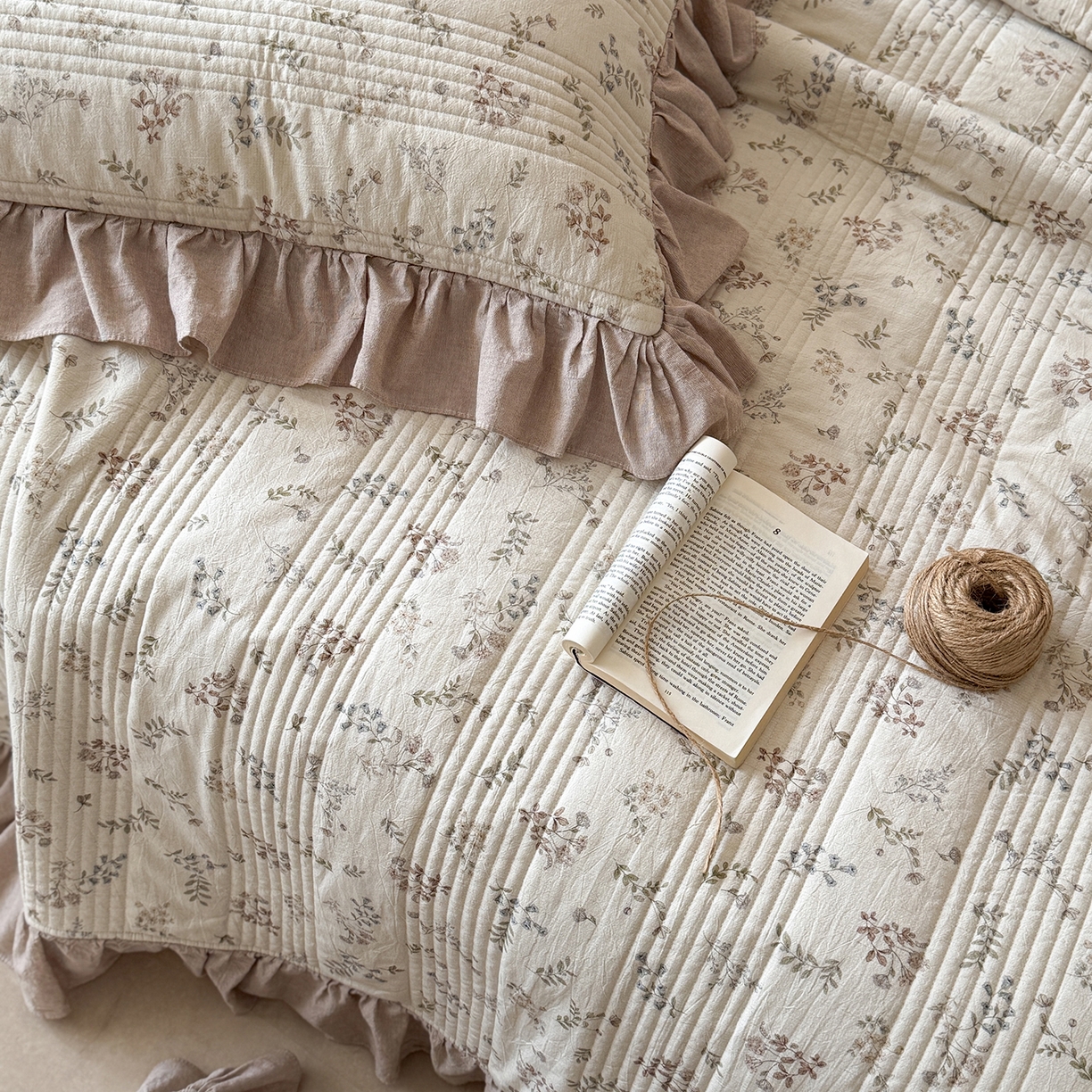 91家纺网 家纺一手货源 找家纺 漫调家纺 2026春夏新品双面棉麻法式荷叶边高温水洗夏被可配夏被四件套床单床盖四件套 奶杏枝蔓