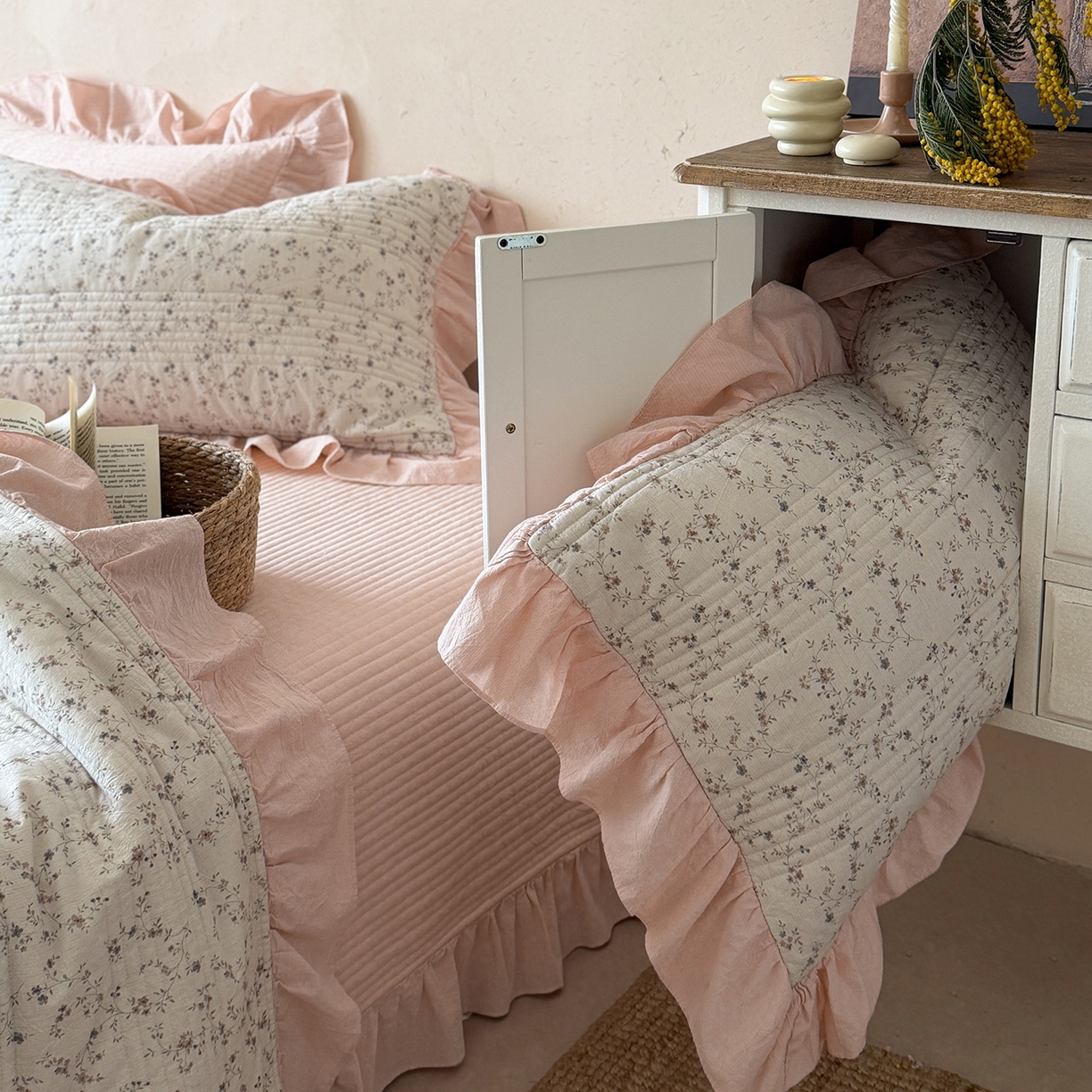 91家纺网 家纺一手货源 找家纺 漫调家纺 2026春夏新品双面棉麻法式荷叶边高温水洗夏被可配夏被四件套床单床盖四件套 粉雾花甸