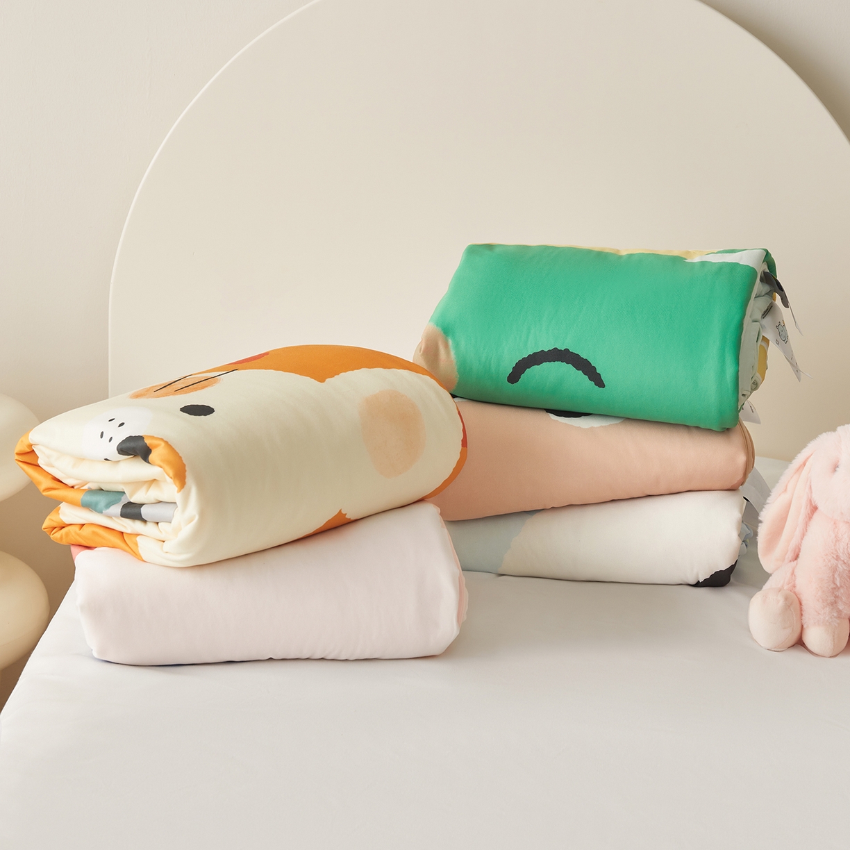 91家纺网 家纺一手货源 找家纺 （总）荷马之梦 2025新款A类牛奶绒贴布绣原创卡通儿童套件幼儿园三件套-围住可爱系列